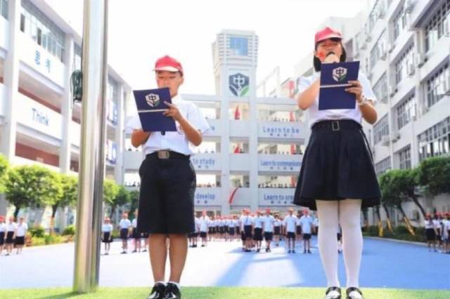 广州市黄埔中大附属外国语实验中学举行“我与国旗同框”活动，培养学生民族文化认同感。
